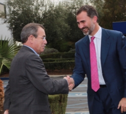 El Príncipe de Asturias recibe el saludo del presidente del Grupo Grifols, Víctor Grifols
